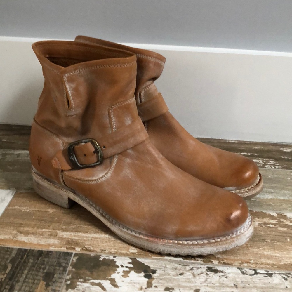 NEW~FRYE~TAN LEATHER~DISTRESSED ANKLE BOOTS~SZ 9.5